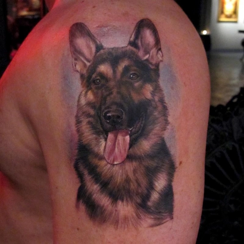 Tatuaje de pastor alemán en hombro